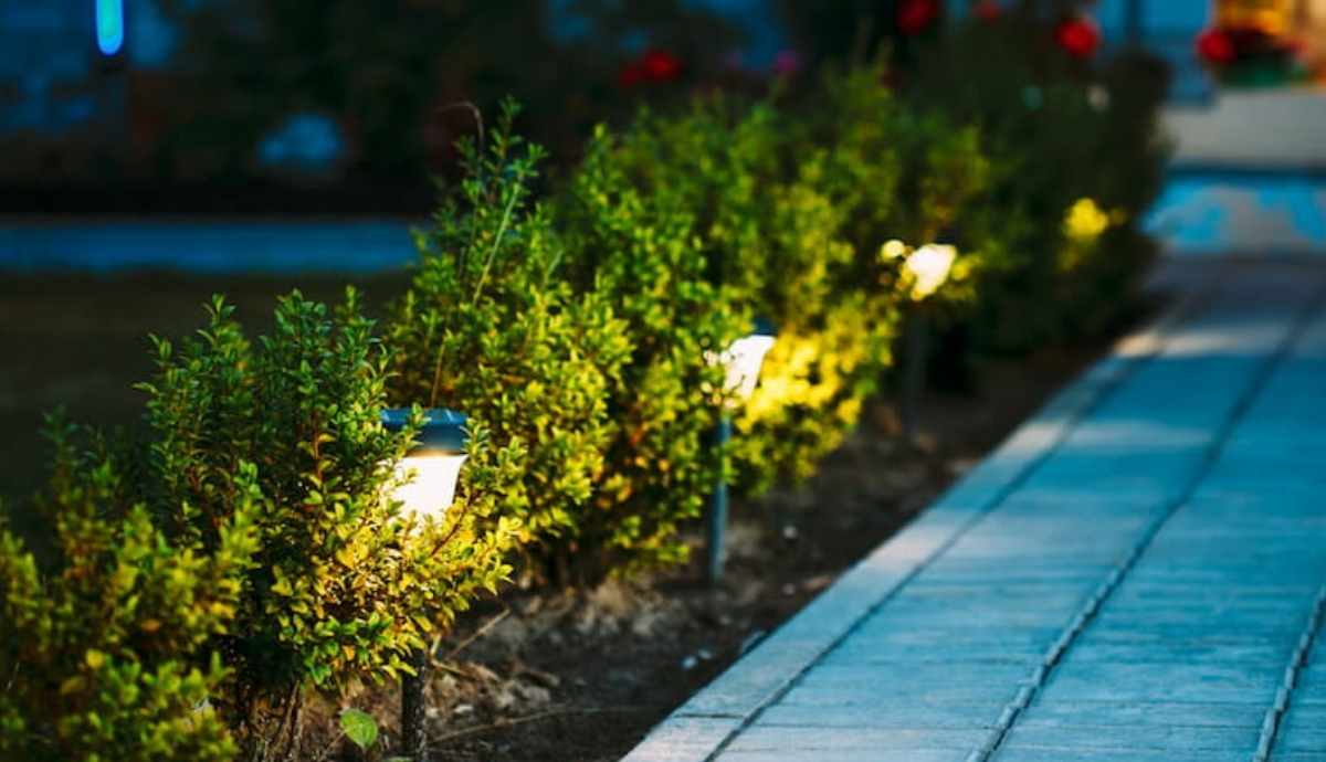 Outdoor lighting for walkway