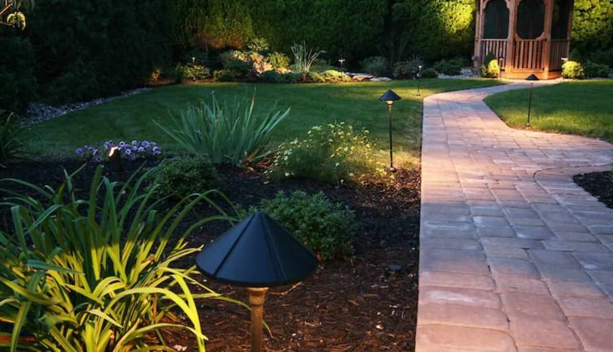 Outdoor lighting walkway