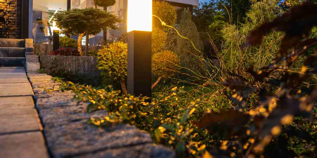 residential outdoor lighting walkway